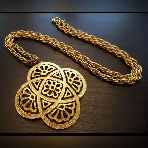 RARE VINTAGE  SIGNED CROWN TRIFARI 27" NECKLACE EXCELLENT CONDITION - Picture 1 of 13